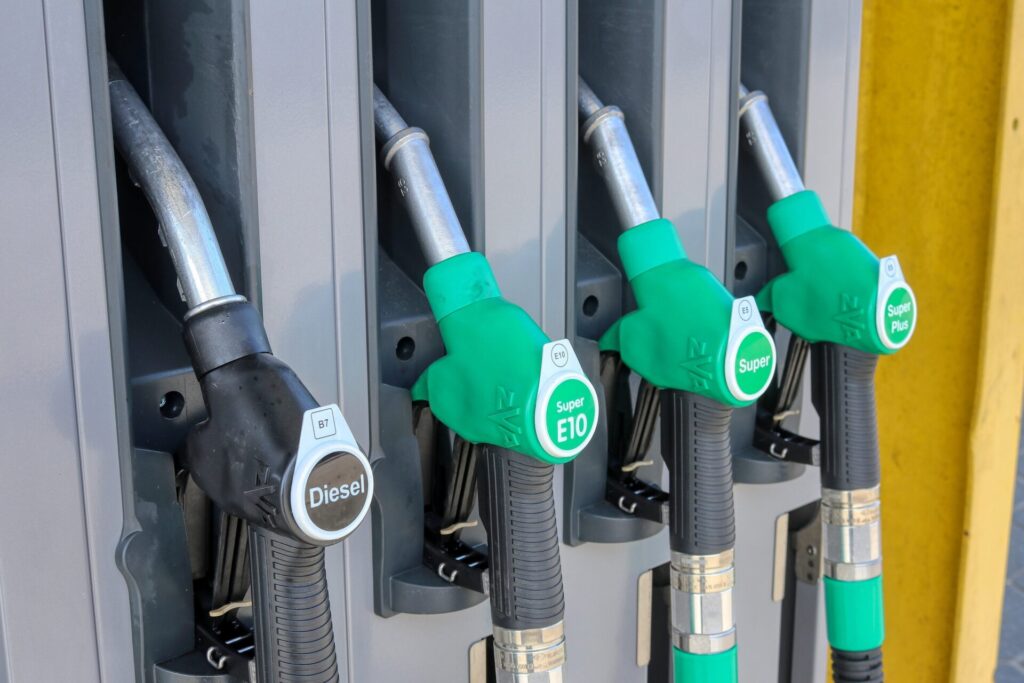 Zapfpistole an einer Tankstelle zur Veranschaulichung schwankender Kraftstoffpreise